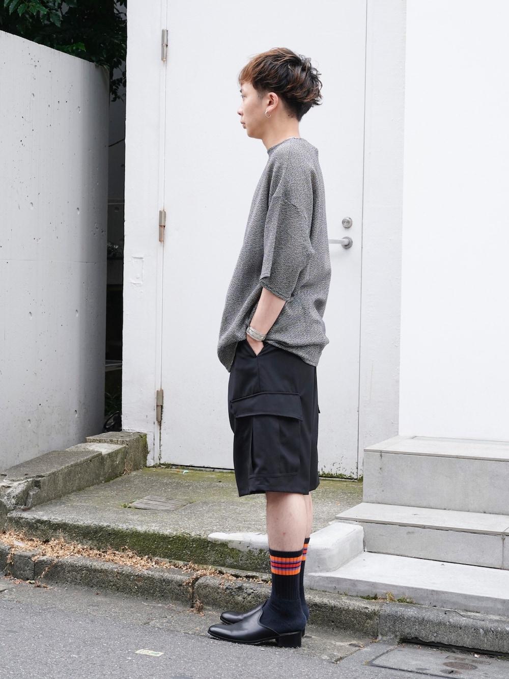「グレー、ショートパンツ、STUDIOUS、marka」｜「markaのSTUDIOUS別注 CARGO SHORTS（カーゴパンツ、ブラック系）」を使った、白鳥巧史さん（メンズ・170cm）の夏コーディネートの2枚目の写真