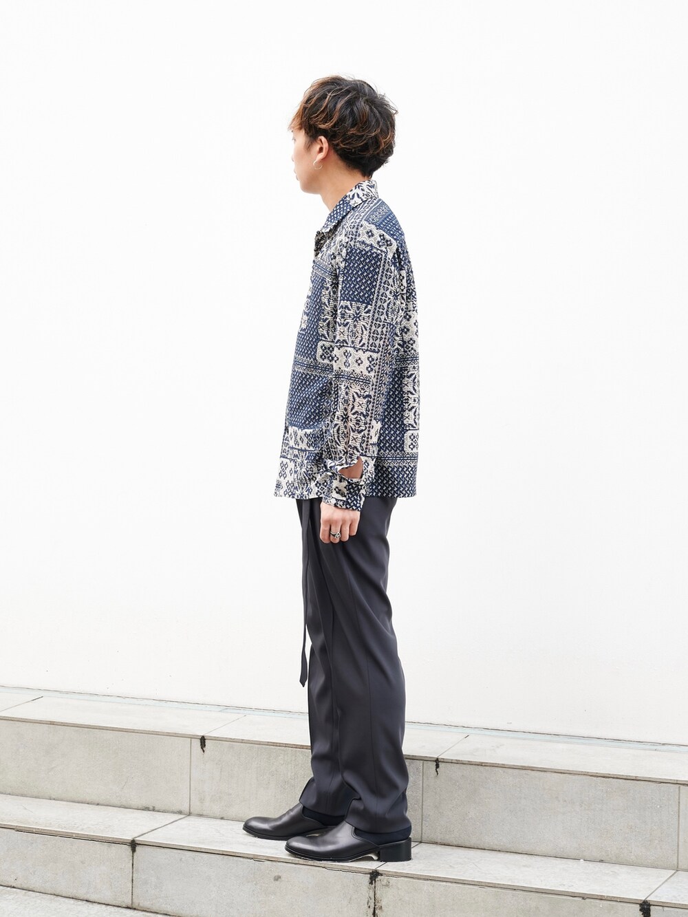 「STUDIOUS、柄シャツ、綺麗めカジュアル、パッチワーク、シャツスタイル」｜「STUDIOUSのパッチワークレースL/Sシャツ（シャツ/ブラウス、ブルー系）」を使った、白鳥巧史さん（メンズ・170cm）の夏コーディネートの2枚目の写真