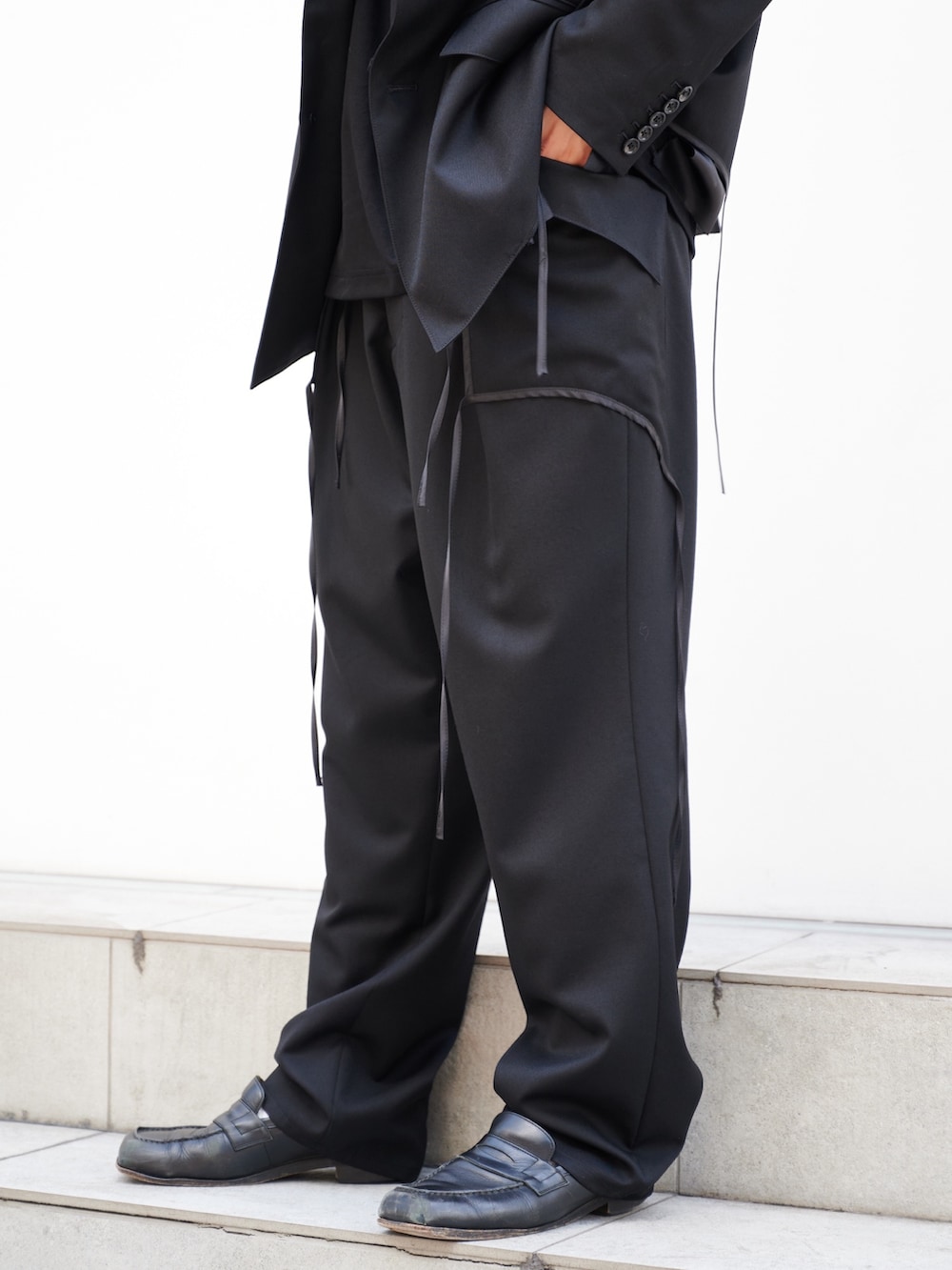 「sulvam、モード、オールブラック、コート、スラックス、STUDIOUS」｜「sulvamの【sulvam/サルバム】GABARDINE PIPING STRAIGHT PANTS（スラックス、ブラック系）」を使った、白鳥巧史さん（メンズ・170cm）の夏コーディネートの5枚目の写真