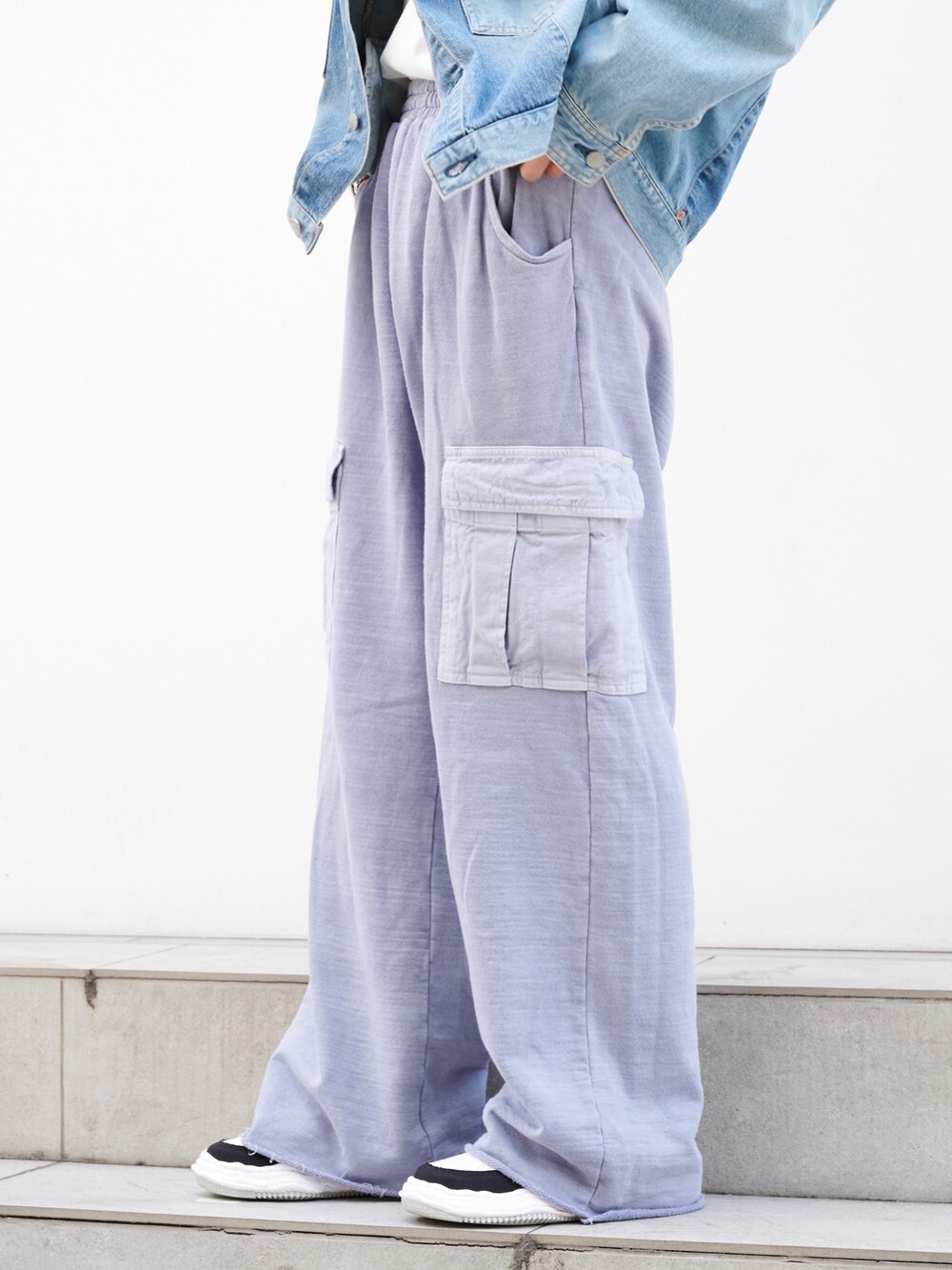 「jieda、デニムジャケット、カーゴパンツ、Aライン、秋コーデ、メンズファッション」｜「JiedaのSWEAT CARGO PANTS（スウェットパンツ、ブルー系）」を使った、白鳥巧史さん（メンズ・170cm）の秋コーディネートの5枚目の写真