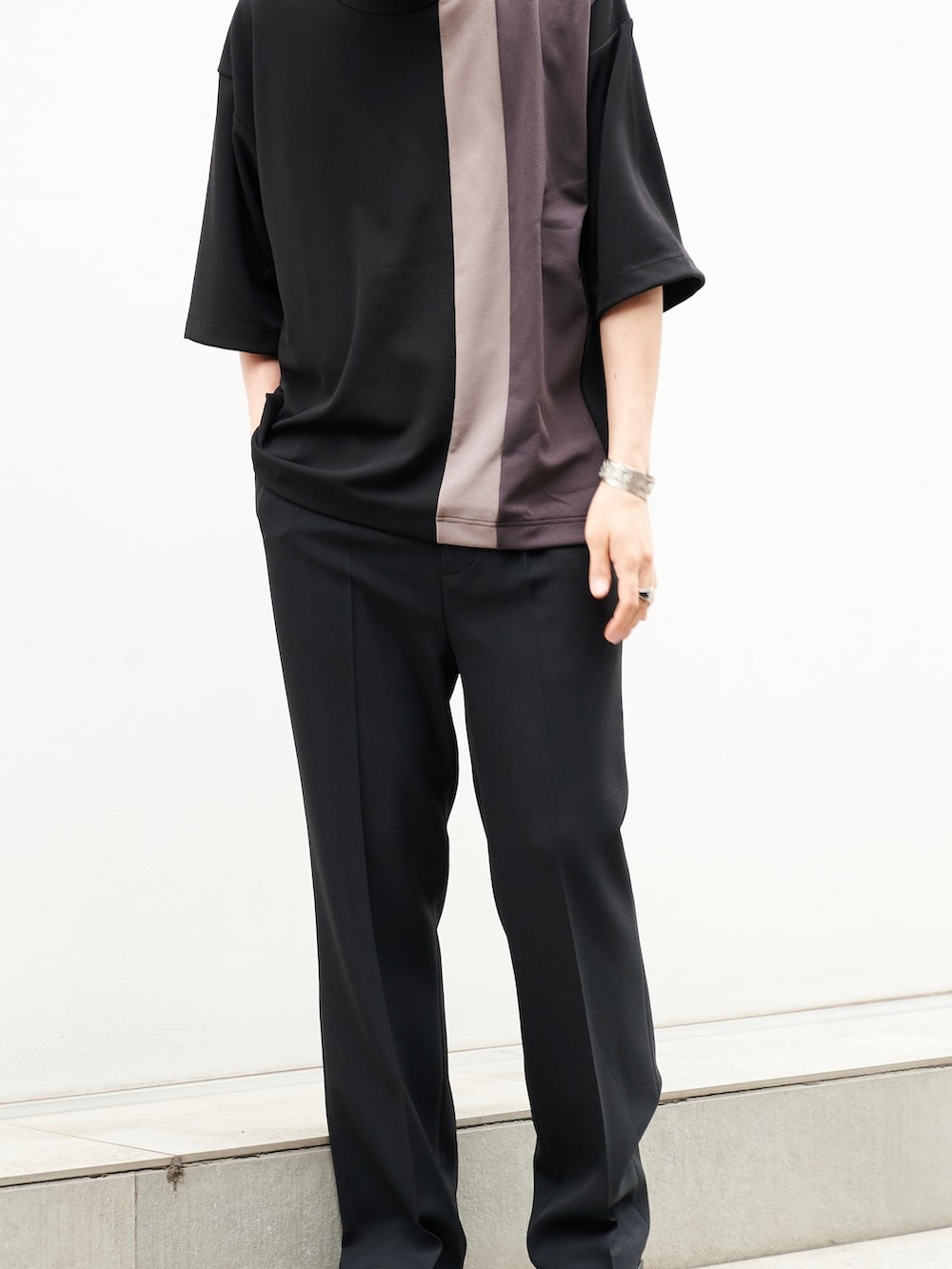 「SHAREEF、STUDIOUS、カジュアルコーデ、切り替え、Tシャツ」｜「SHAREEFのSTUDIOUS別注 切り替え TEE（Tシャツ/カットソー、ブラック系）」を使った、白鳥巧史さん（メンズ・170cm）の夏コーディネートの4枚目の写真