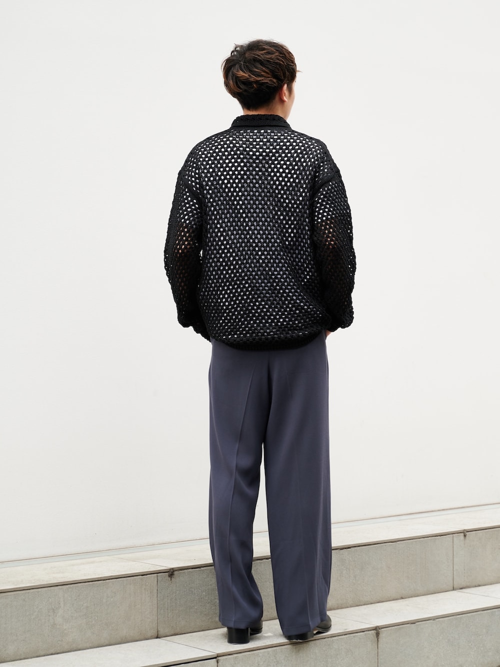「メッシュ、メッシュシャツ、黒、カジュアルコーデ、STUDIOUS」｜「LiNoHのCROCHET MESH KNIT CARDIGAN/クロシェメッシュポロニットカーディガン（カーディガン/ボレロ、ブラック系）」を使った、白鳥巧史さん（メンズ・170cm）の夏コーディネートの3枚目の写真