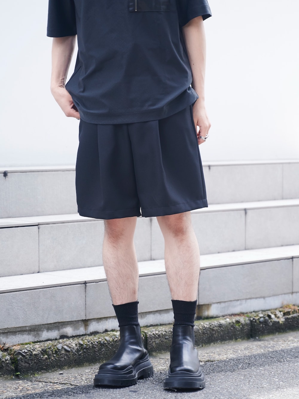 「STUDIOUS、ブーツ、Tシャツ、ショーツ、ハーフパンツ、モード、カジュアル、オールブラック」｜「STUDIOUSの【WEB限定】EASY CHINO SHORT PANTS（スラックス、ブラック系）」を使った、白鳥巧史さん（メンズ・170cm）の夏コーディネートの5枚目の写真