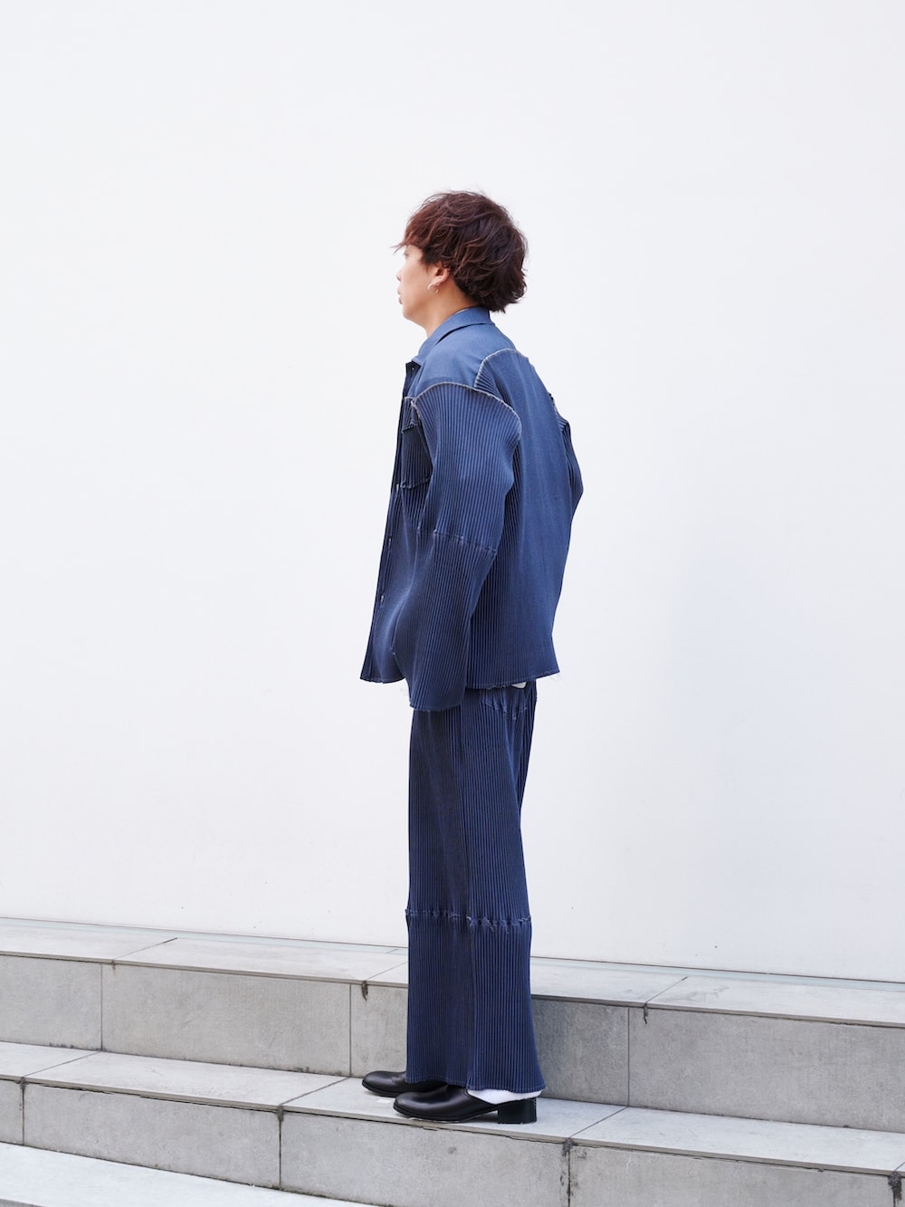 「kotohayokozawa、セットアップ、プリーツパンツ、ジャケット、青」｜「kotohayokozawaの【kotohayokozawa/コトハヨコザワ】STUDIOUS別注 PLEAT SHIRT JACKET（ブルゾン、ブルー系）」を使った、白鳥巧史さん（メンズ・170cm）の秋コーディネートの2枚目の写真