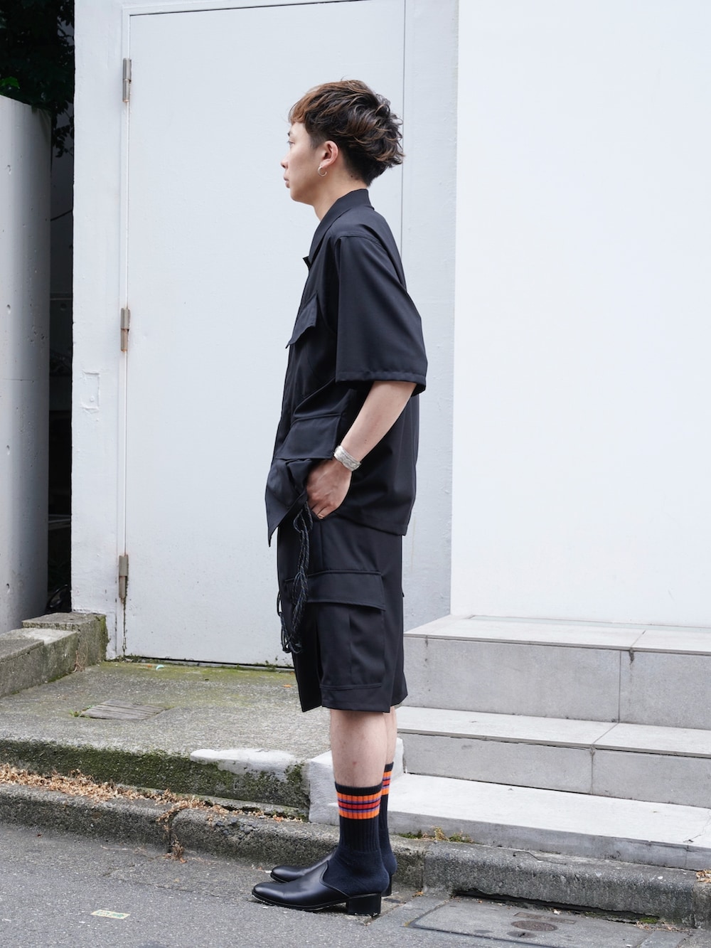 「ファティーグジャケット、ミリタリー、オールブラック、ジャケット、marka、STUDIOUS」｜「markaのSTUDIOUS別注 S/S FATIGUE  JKT（シャツ/ブラウス、ブラック系）」を使った、白鳥巧史さん（メンズ・170cm）の夏コーディネートの2枚目の写真