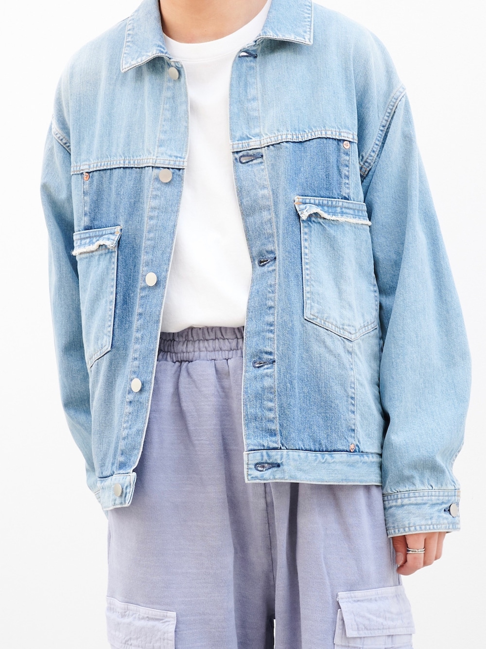 「jieda、デニムジャケット、カーゴパンツ、Aライン、秋コーデ、メンズファッション」｜「JiedaのSWEAT CARGO PANTS（スウェットパンツ、ブルー系）」を使った、白鳥巧史さん（メンズ・170cm）の秋コーディネートの4枚目の写真