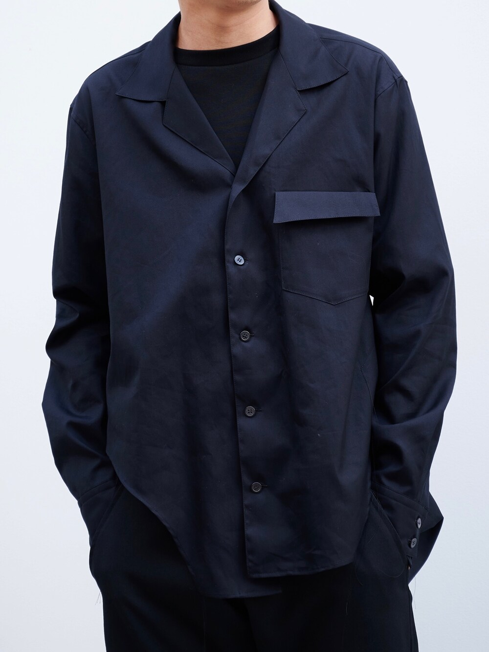 「sulvam、オールブラック、シャツスタイル、黒、スラックス」｜「sulvamの【sulvam/サルバム】BODY OVERLAP OPEN COLLAR SHIRT（シャツ/ブラウス、ブラック系）」を使った、白鳥巧史さん（メンズ・170cm）の夏コーディネートの4枚目の写真