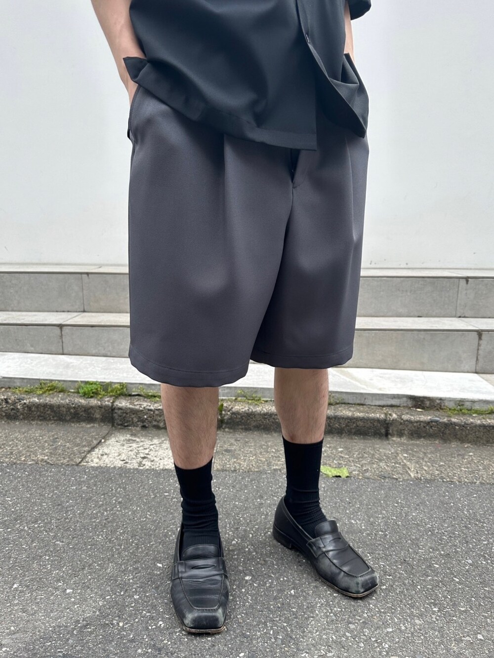 「シャツ、オープンカラーシャツ、モノトーン、きれいめカジュアル、STUDIOUS」｜「STUDIOUSの【WEB限定】EASY CHINO SHORT PANTS（スラックス、グレー系）」を使った、白鳥巧史さん（メンズ・170cm）の夏コーディネートの6枚目の写真