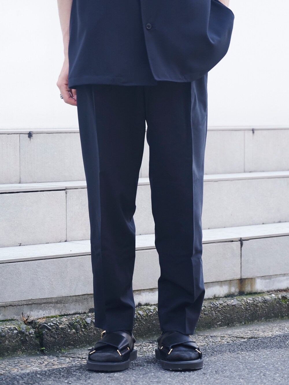 ブルー系のシャツ/ブラウス、その他のスラックス、ブラック系のサンダルを着用したメンズの夏コーディネートの5枚目の写真