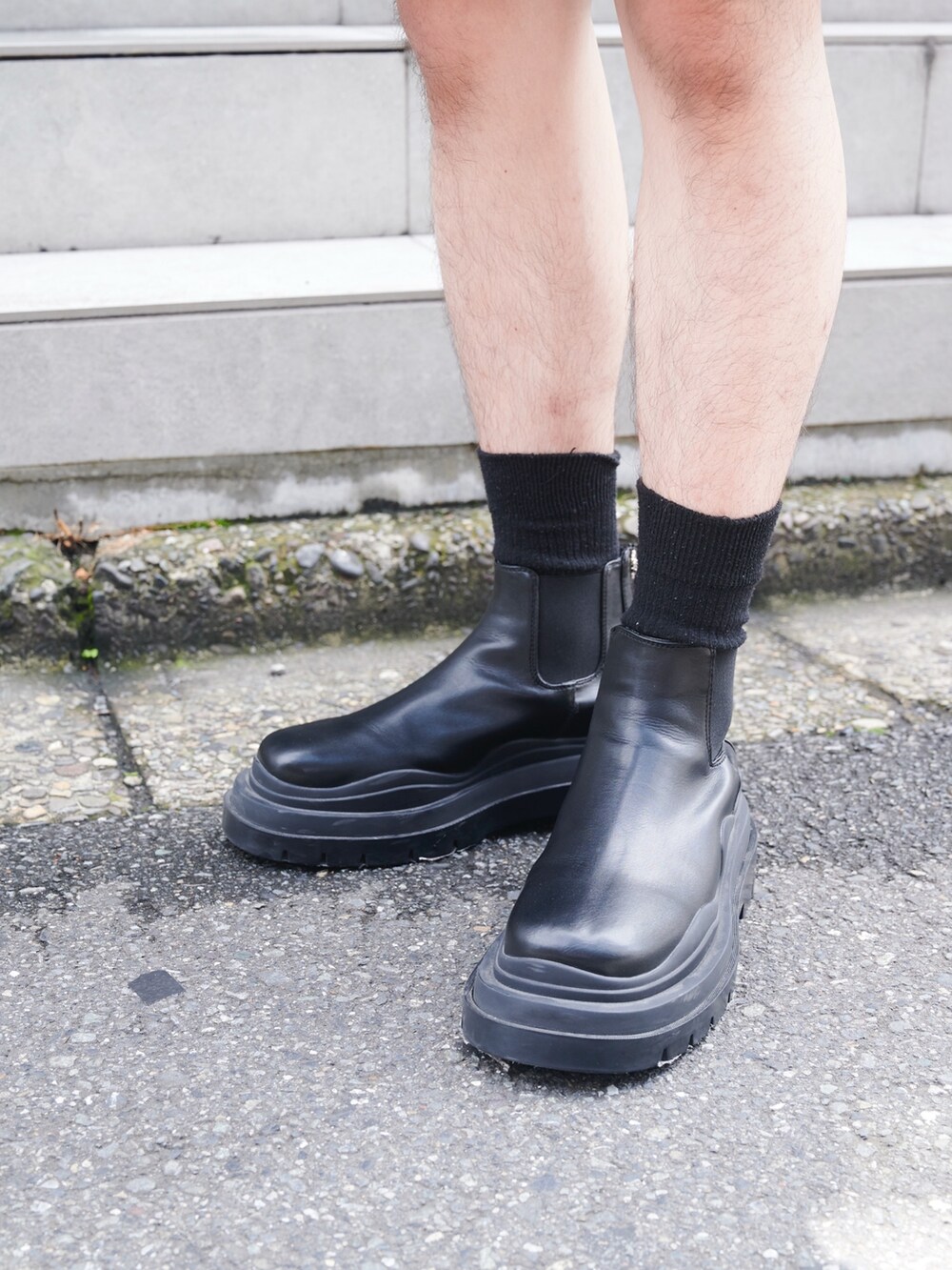 「STUDIOUS、ブーツ、Tシャツ、ショーツ、ハーフパンツ、モード、カジュアル、オールブラック」｜「STUDIOUSの【WEB限定】EASY CHINO SHORT PANTS（スラックス、ブラック系）」を使った、白鳥巧史さん（メンズ・170cm）の夏コーディネートの6枚目の写真