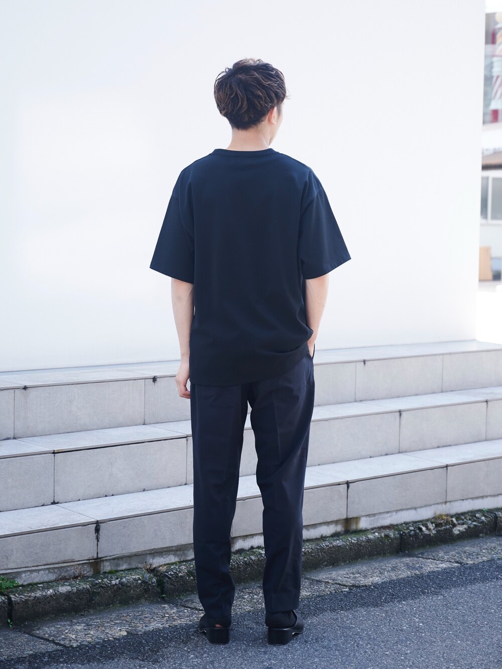 「プリントT、グラフィックＴ、Tシャツ、ブラック、STUDIOUS、カジュアル」｜「STUDIOUSのORANGE POOPLEグラフィックTEE（Tシャツ/カットソー、ブラック系）」を使った、白鳥巧史さん（メンズ・170cm）の夏コーディネートの3枚目の写真