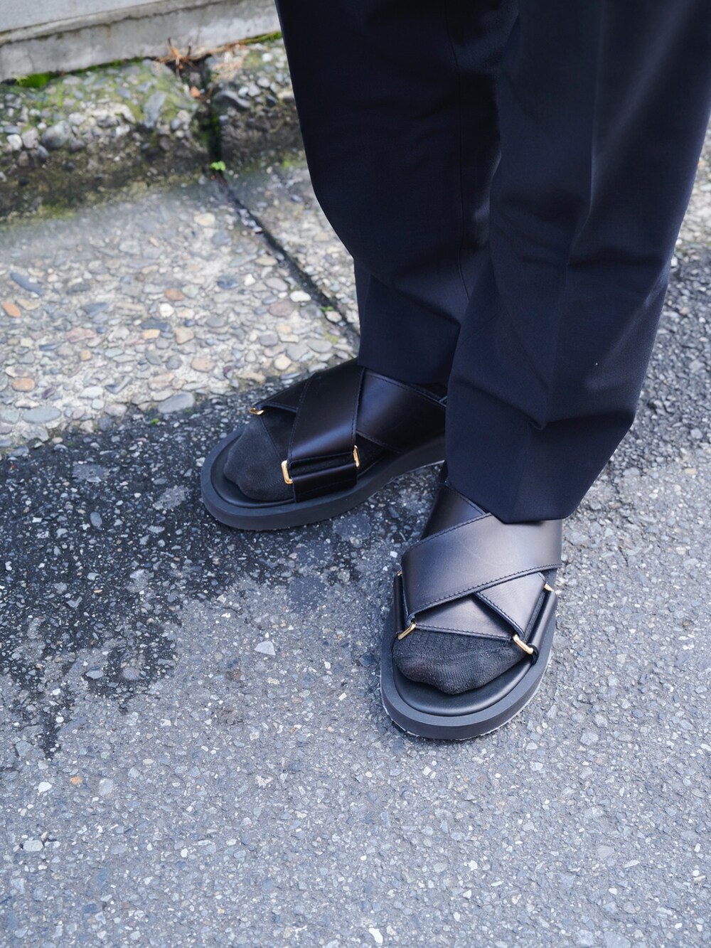 ブルー系のシャツ/ブラウス、その他のスラックス、ブラック系のサンダルを着用したメンズの夏コーディネートの6枚目の写真