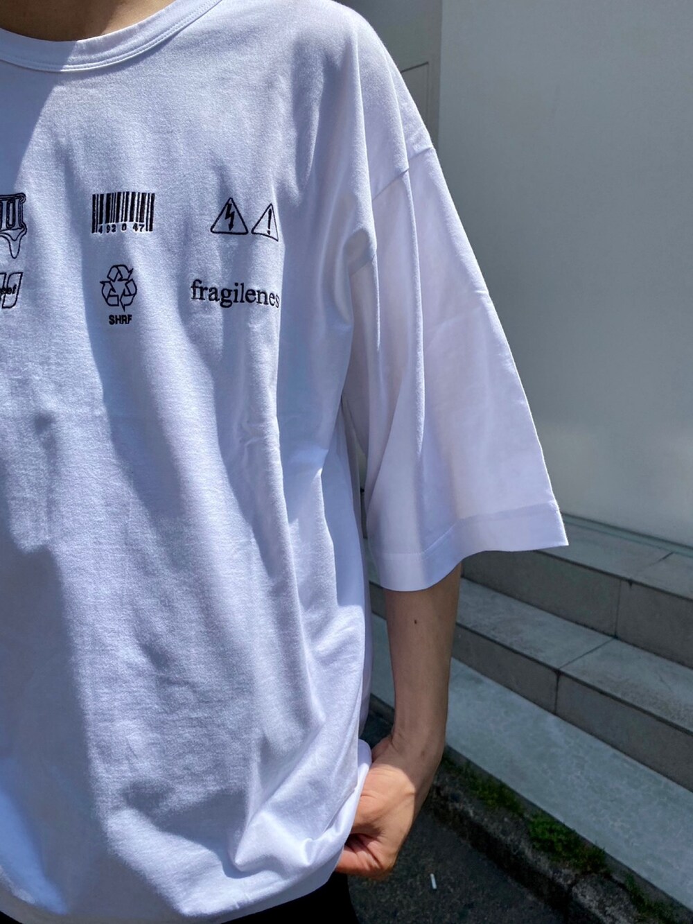 「SHAREEF、STUDIOUS、Tシャツ」｜「SHAREEFのSTUDIOUS別注 LOGO TEE（Tシャツ/カットソー、ホワイト系）」を使った、白鳥巧史さん（メンズ・170cm）の春コーディネートの4枚目の写真