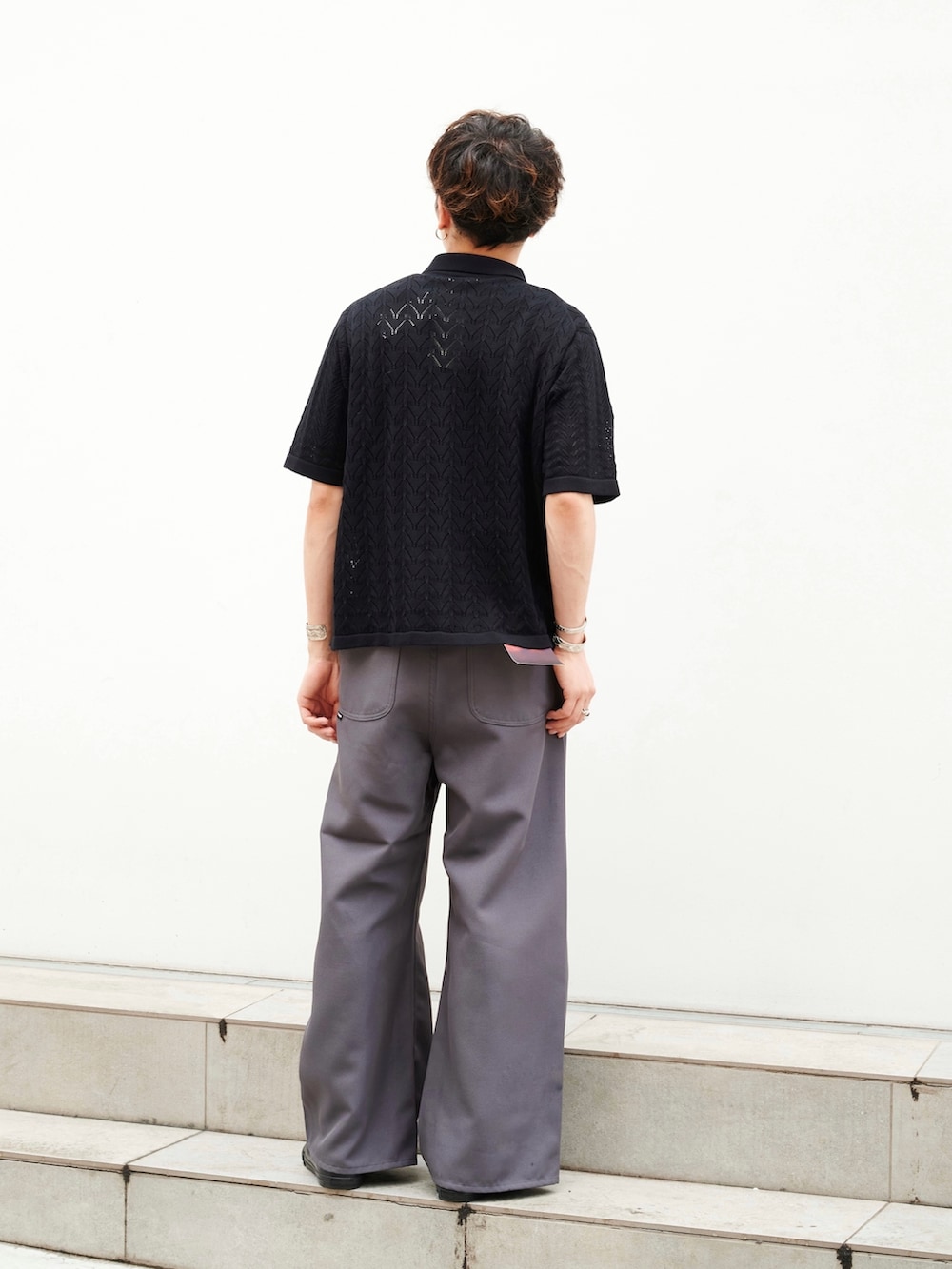 「ALLEGE、jieda、メッシュ、カーディガン、黒、モノトーン、綺麗めコーデ」｜「ALLEGEのSTUDIOUS別注 S/S Open Border Cardigan（ニット/セーター、ブラック系）」を使った、白鳥巧史さん（メンズ・170cm）の夏コーディネートの3枚目の写真