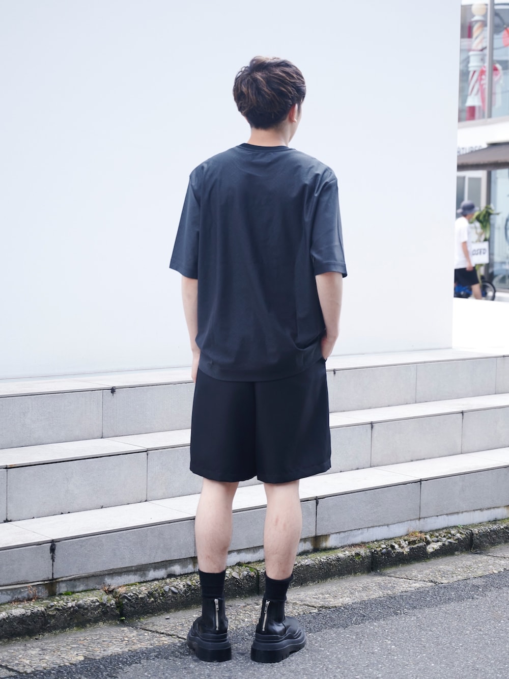 「STUDIOUS、ブーツ、Tシャツ、ショーツ、ハーフパンツ、モード、カジュアル、オールブラック」｜「STUDIOUSの【WEB限定】EASY CHINO SHORT PANTS（スラックス、ブラック系）」を使った、白鳥巧史さん（メンズ・170cm）の夏コーディネートの3枚目の写真