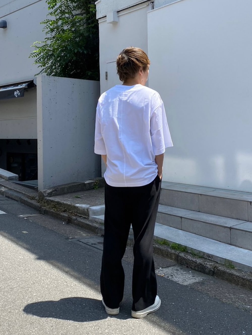 「SHAREEF、STUDIOUS、Tシャツ」｜「SHAREEFのSTUDIOUS別注 LOGO TEE（Tシャツ/カットソー、ホワイト系）」を使った、白鳥巧史さん（メンズ・170cm）の春コーディネートの3枚目の写真