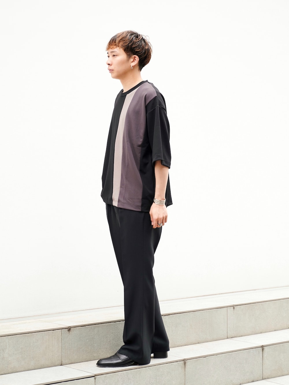 「SHAREEF、STUDIOUS、カジュアルコーデ、切り替え、Tシャツ」｜「SHAREEFのSTUDIOUS別注 切り替え TEE（Tシャツ/カットソー、ブラック系）」を使った、白鳥巧史さん（メンズ・170cm）の夏コーディネートの2枚目の写真