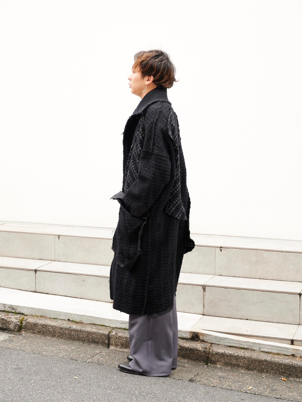 「sulvam、ワイドスラックス、スラックス、コート、秋冬コーデ」｜「sulvamの【sulvam/サルバム】HOUNDSTOOTH OVER COAT（ステンカラーコート、ブラック系）」を使った、白鳥巧史さん（メンズ・170cm）の夏コーディネートの2枚目の写真