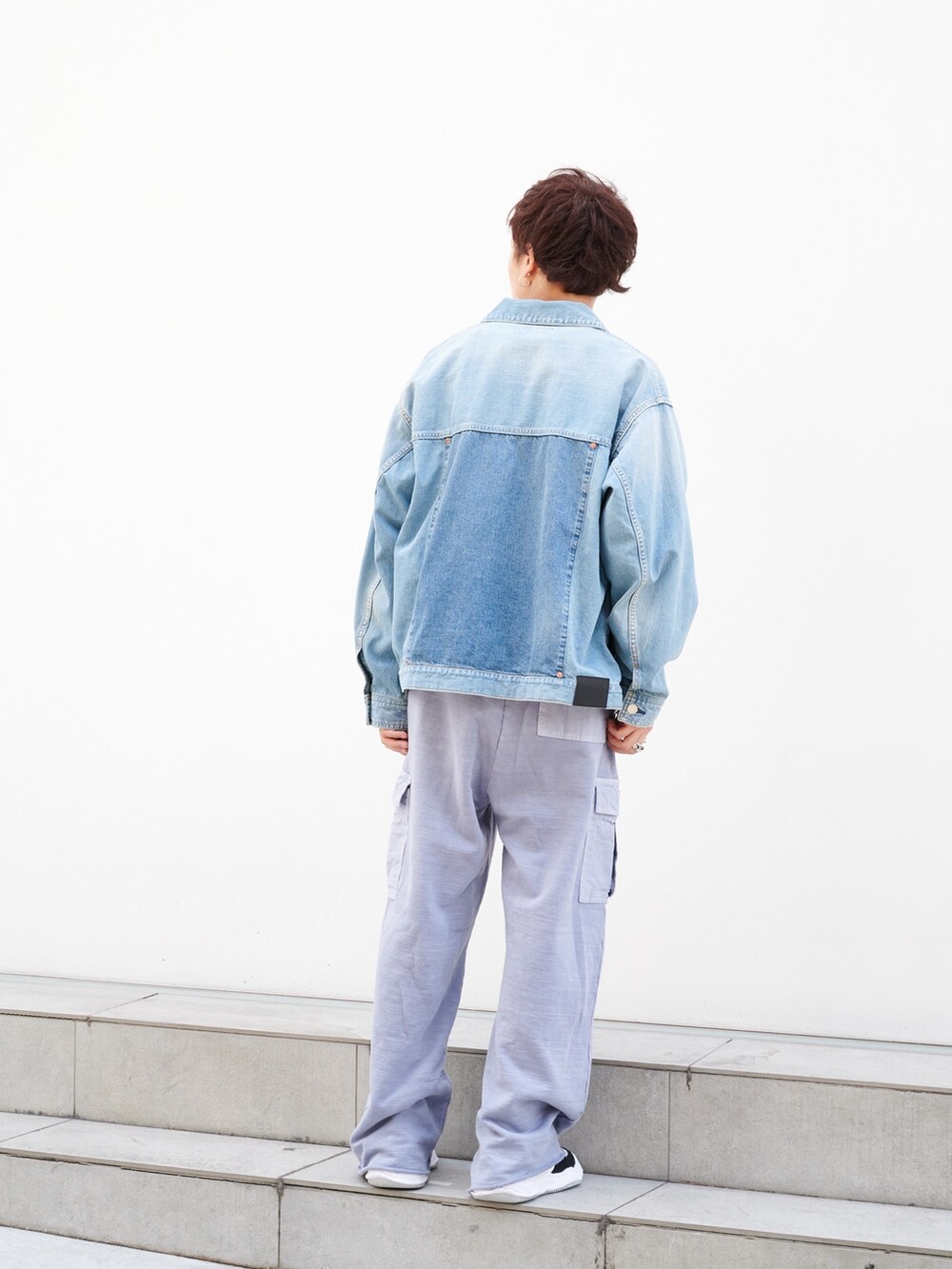 「jieda、デニムジャケット、カーゴパンツ、Aライン、秋コーデ、メンズファッション」｜「JiedaのSWEAT CARGO PANTS（スウェットパンツ、ブルー系）」を使った、白鳥巧史さん（メンズ・170cm）の秋コーディネートの3枚目の写真