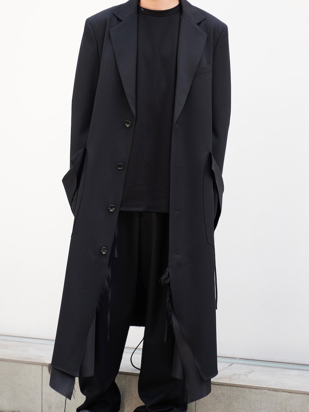 「sulvam、モード、オールブラック、コート、スラックス、STUDIOUS」｜「sulvamの【sulvam/サルバム】GABARDINE PIPING STRAIGHT PANTS（スラックス、ブラック系）」を使った、白鳥巧史さん（メンズ・170cm）の夏コーディネートの4枚目の写真