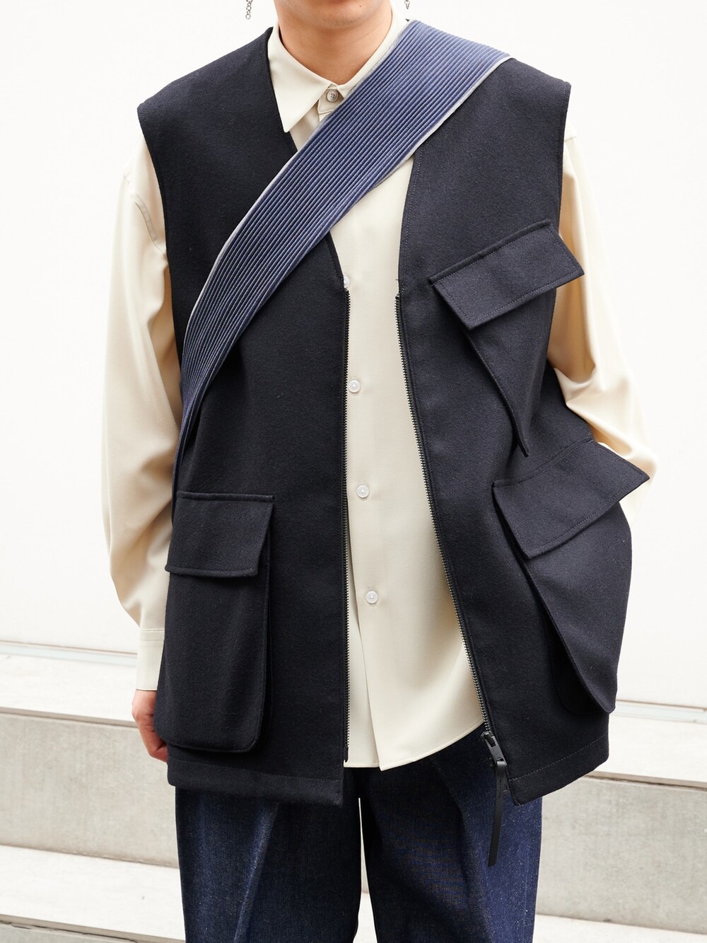 「デニム、ベスト、STUDIOUS、きれいめカジュアル、シャツスタイル」｜「STUDIOUSのTRIPLE TWIST レギュラーカラーシャツ（シャツ/ブラウス、ホワイト系）」を使った、白鳥巧史さん（メンズ・170cm）の夏コーディネートの4枚目の写真