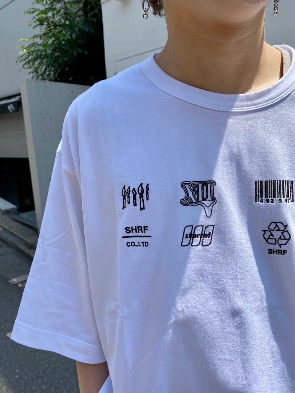 「SHAREEF、STUDIOUS、Tシャツ」｜「SHAREEFのSTUDIOUS別注 LOGO TEE（Tシャツ/カットソー、ホワイト系）」を使った、白鳥巧史さん（メンズ・170cm）の春コーディネートの5枚目の写真