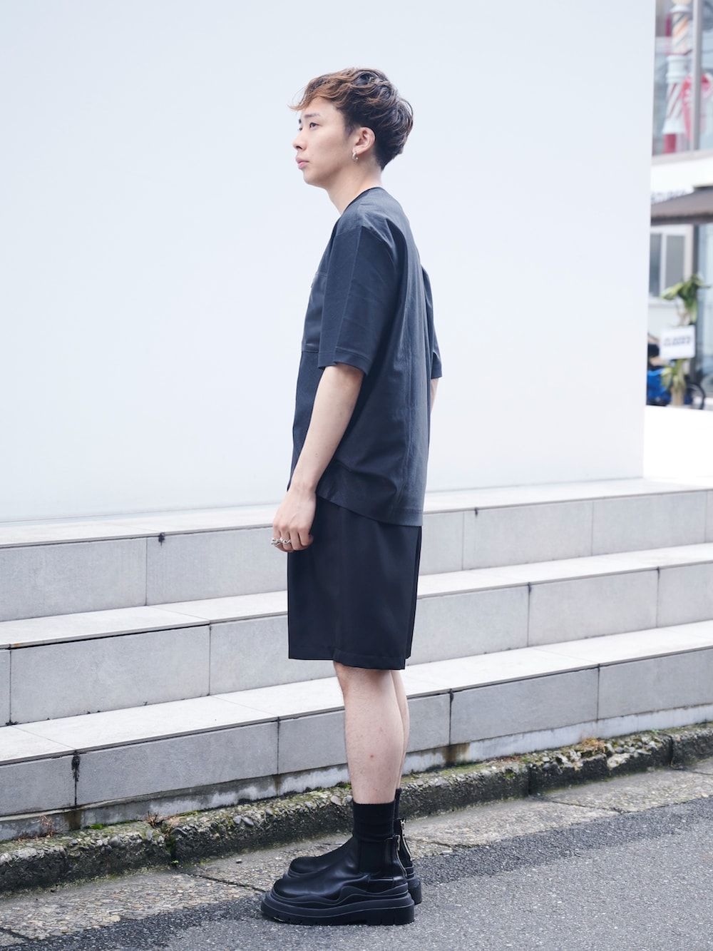 「STUDIOUS、ブーツ、Tシャツ、ショーツ、ハーフパンツ、モード、カジュアル、オールブラック」｜「STUDIOUSの【WEB限定】EASY CHINO SHORT PANTS（スラックス、ブラック系）」を使った、白鳥巧史さん（メンズ・170cm）の夏コーディネートの2枚目の写真