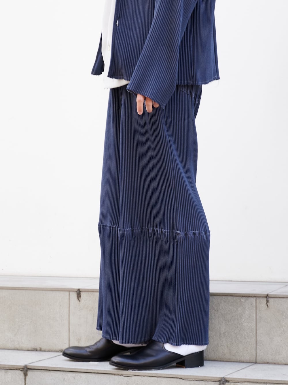 「kotohayokozawa、セットアップ、プリーツパンツ、ジャケット、青」｜「kotohayokozawaの【kotohayokozawa/コトハヨコザワ】STUDIOUS別注 PLEAT SHIRT JACKET（ブルゾン、ブルー系）」を使った、白鳥巧史さん（メンズ・170cm）の秋コーディネートの5枚目の写真
