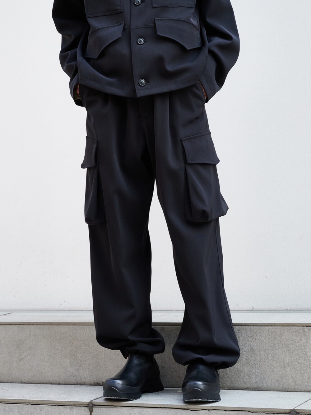 「UJOH、オールブラック、ミリタリー、シック、カーゴパンツ、ブーツ、STUDIOUS」｜「UJOHのSTUDIOUS別注 Stand Collar 4 Pockets Blouson（ブルゾン、ブラック系）」を使った、白鳥巧史さん（メンズ・170cm）の秋コーディネートの5枚目の写真