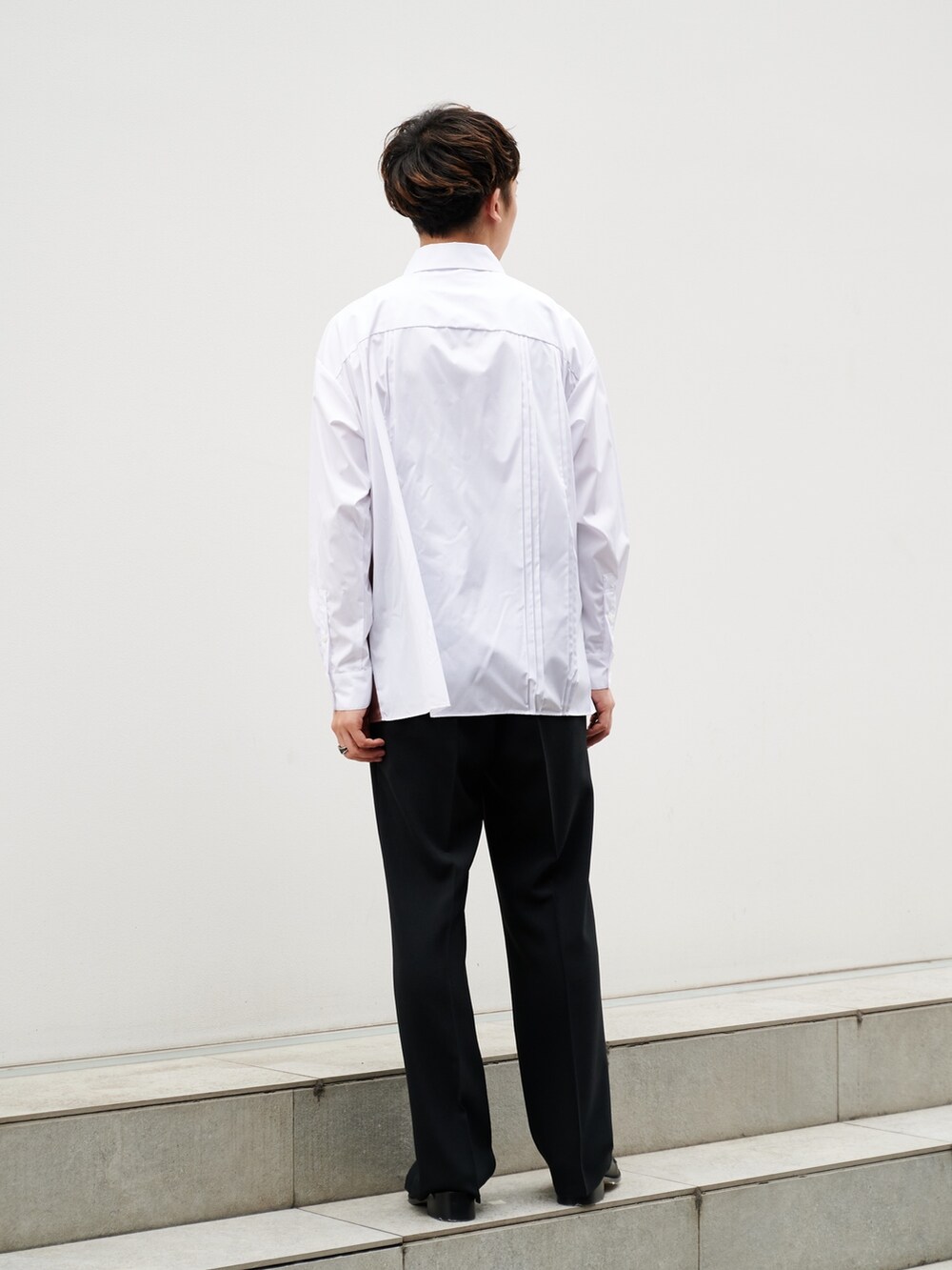 「きれいめカジュアル、シャツスタイル、切り替え、カジュアルコーデ、ストライプ」｜「LiNoHのPLEATS L/S SHIRT/バイカラープリーツオーバーシャツ（シャツ/ブラウス、その他）」を使った、白鳥巧史さん（メンズ・170cm）の夏コーディネートの3枚目の写真
