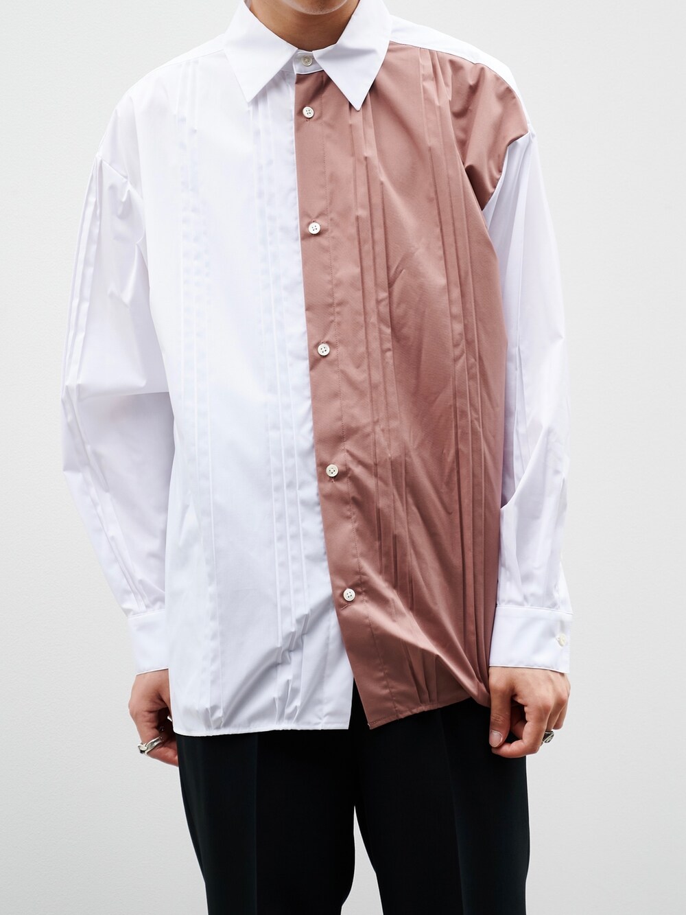 「きれいめカジュアル、シャツスタイル、切り替え、カジュアルコーデ、ストライプ」｜「LiNoHのPLEATS L/S SHIRT/バイカラープリーツオーバーシャツ（シャツ/ブラウス、その他）」を使った、白鳥巧史さん（メンズ・170cm）の夏コーディネートの4枚目の写真