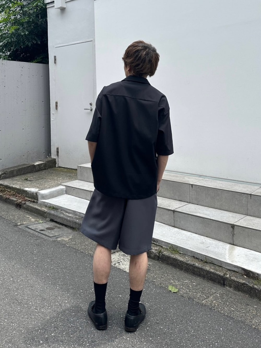 「シャツ、オープンカラーシャツ、モノトーン、きれいめカジュアル、STUDIOUS」｜「STUDIOUSの【WEB限定】EASY CHINO SHORT PANTS（スラックス、グレー系）」を使った、白鳥巧史さん（メンズ・170cm）の夏コーディネートの3枚目の写真