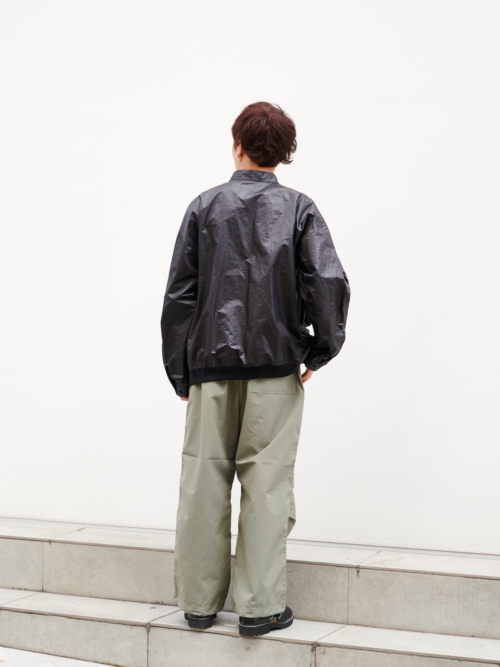 「marka、MARKAWARE、スノーパンツ、ミリタリー、ワイドシルエット」｜「markaのSTUDIOUS別注 SNOW PANTS（カーゴパンツ、グリーン系）」を使った、白鳥巧史さん（メンズ・170cm）の秋コーディネートの3枚目の写真
