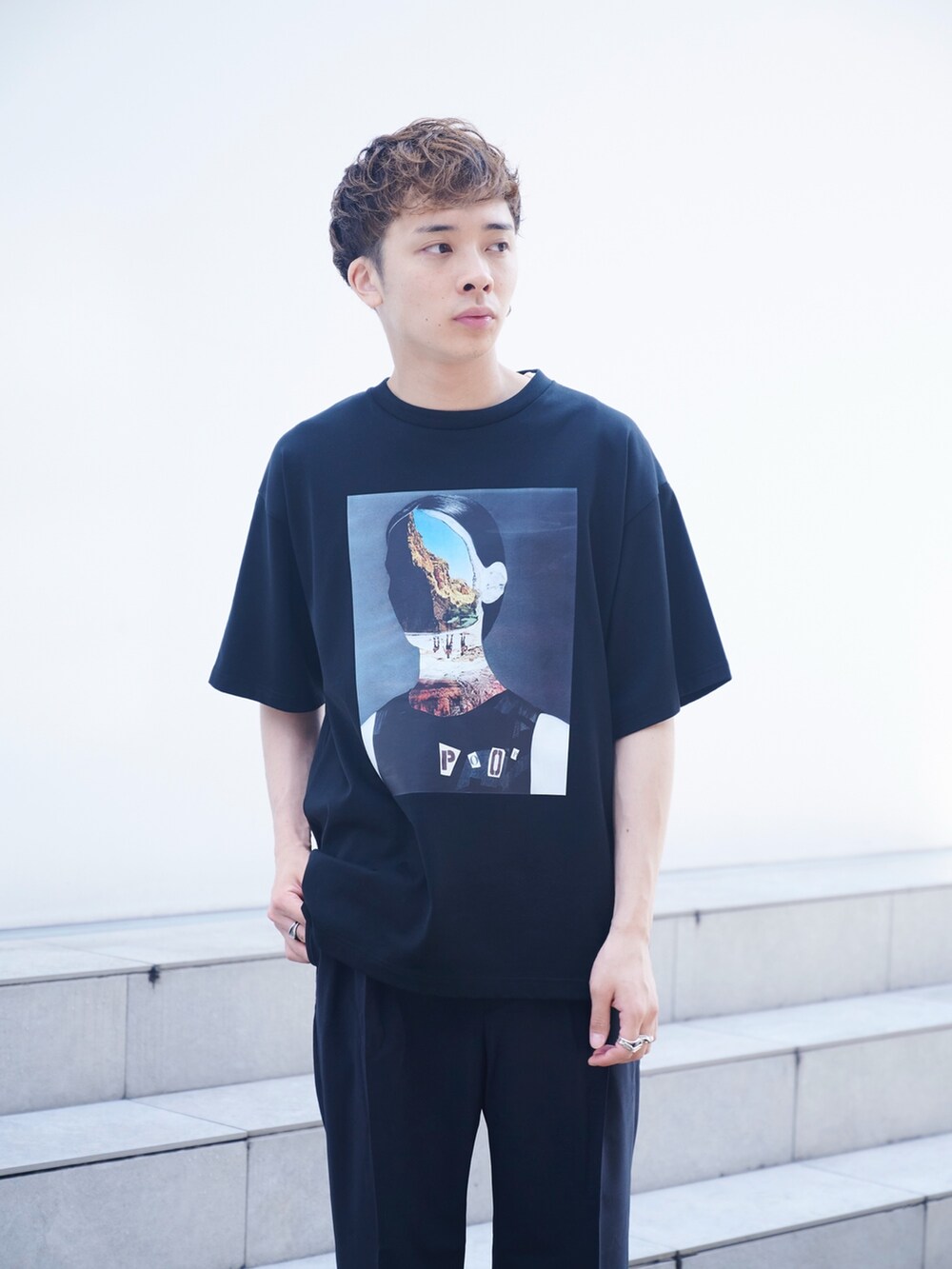 「プリントT、グラフィックＴ、Tシャツ、ブラック、STUDIOUS、カジュアル」｜「STUDIOUSのORANGE POOPLEグラフィックTEE（Tシャツ/カットソー、ブラック系）」を使った、白鳥巧史さん（メンズ・170cm）の夏コーディネートの4枚目の写真