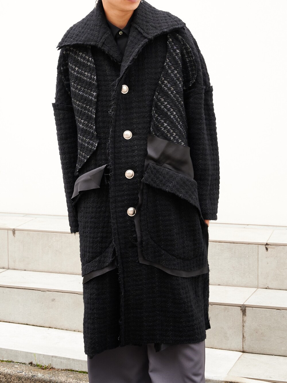 「sulvam、ワイドスラックス、スラックス、コート、秋冬コーデ」｜「sulvamの【sulvam/サルバム】HOUNDSTOOTH OVER COAT（ステンカラーコート、ブラック系）」を使った、白鳥巧史さん（メンズ・170cm）の夏コーディネートの4枚目の写真