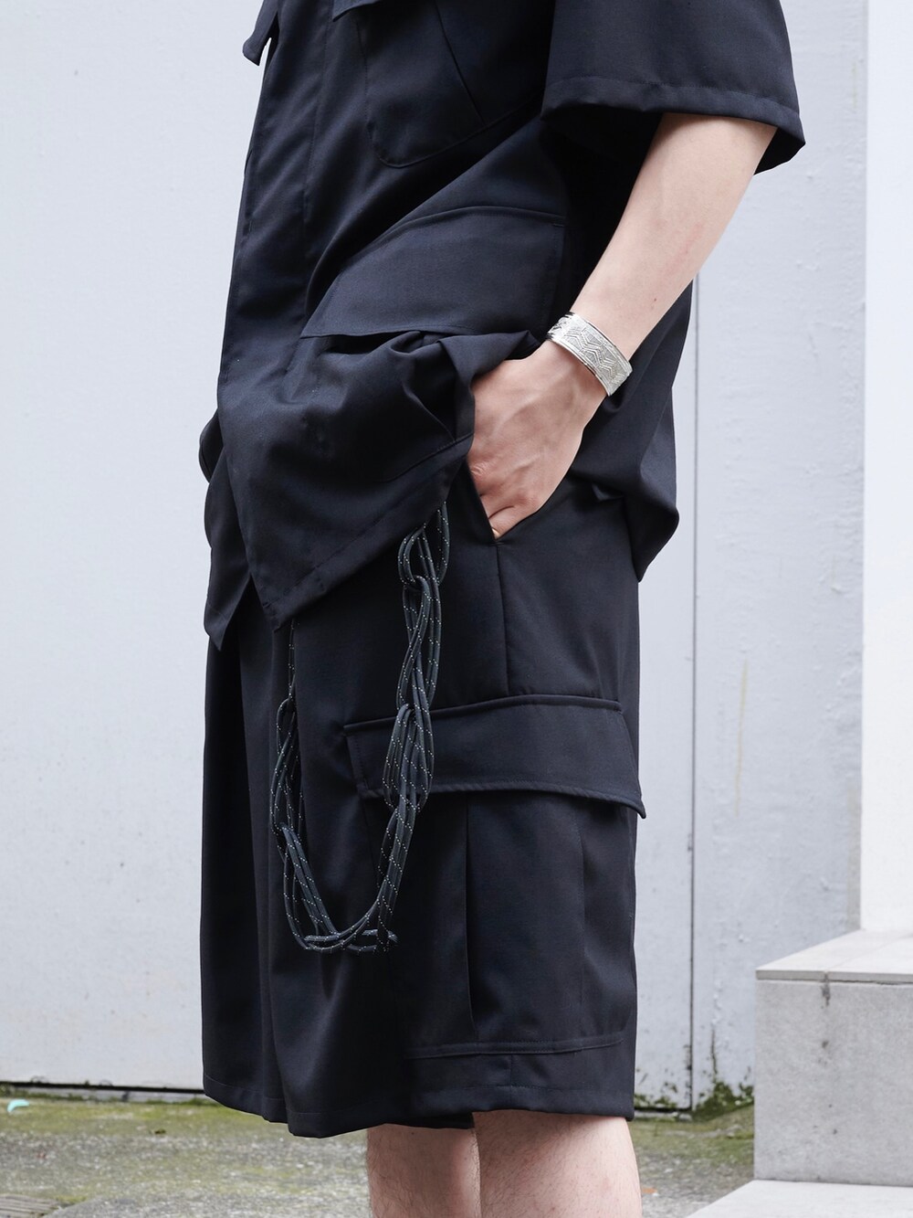「ファティーグジャケット、ミリタリー、オールブラック、ジャケット、marka、STUDIOUS」｜「markaのSTUDIOUS別注 S/S FATIGUE  JKT（シャツ/ブラウス、ブラック系）」を使った、白鳥巧史さん（メンズ・170cm）の夏コーディネートの5枚目の写真