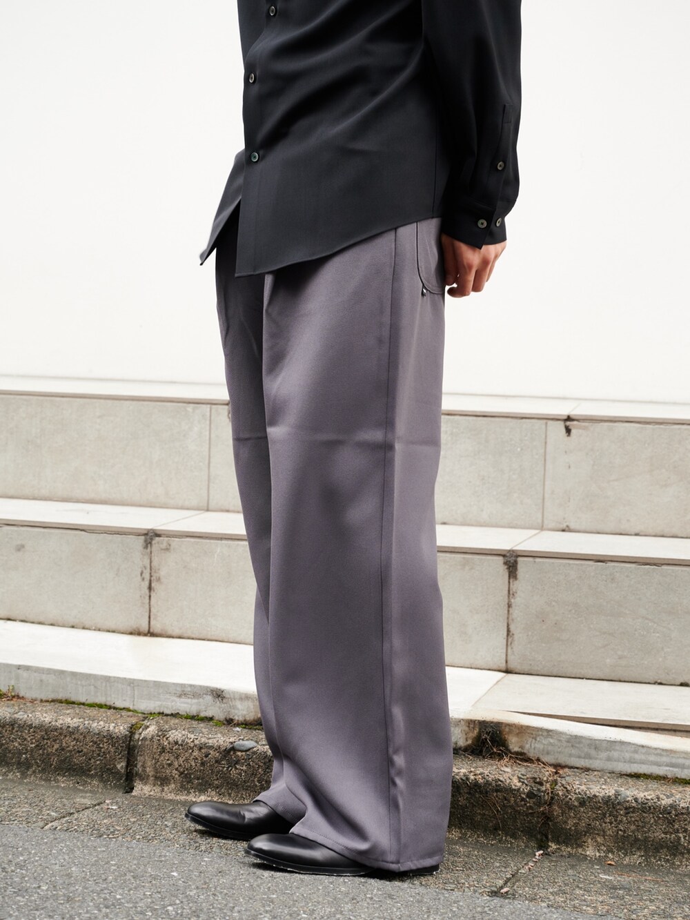 「sulvam、ワイドスラックス、スラックス、コート、秋冬コーデ」｜「sulvamの【sulvam/サルバム】HOUNDSTOOTH OVER COAT（ステンカラーコート、ブラック系）」を使った、白鳥巧史さん（メンズ・170cm）の夏コーディネートの5枚目の写真