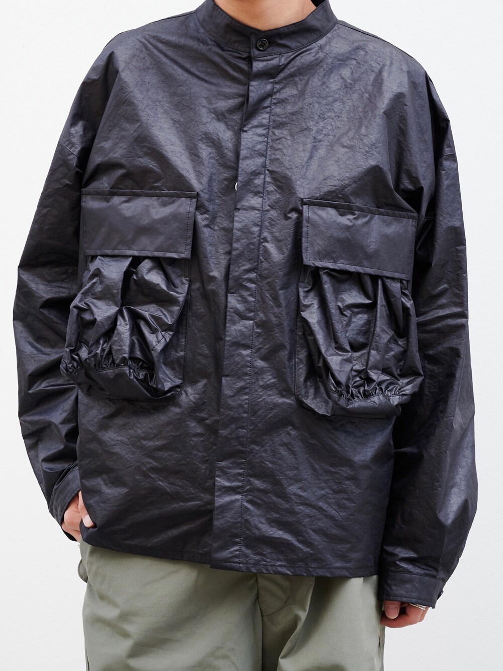 「marka、MARKAWARE、スノーパンツ、ミリタリー、ワイドシルエット」｜「markaのSTUDIOUS別注 SNOW PANTS（カーゴパンツ、グリーン系）」を使った、白鳥巧史さん（メンズ・170cm）の秋コーディネートの4枚目の写真