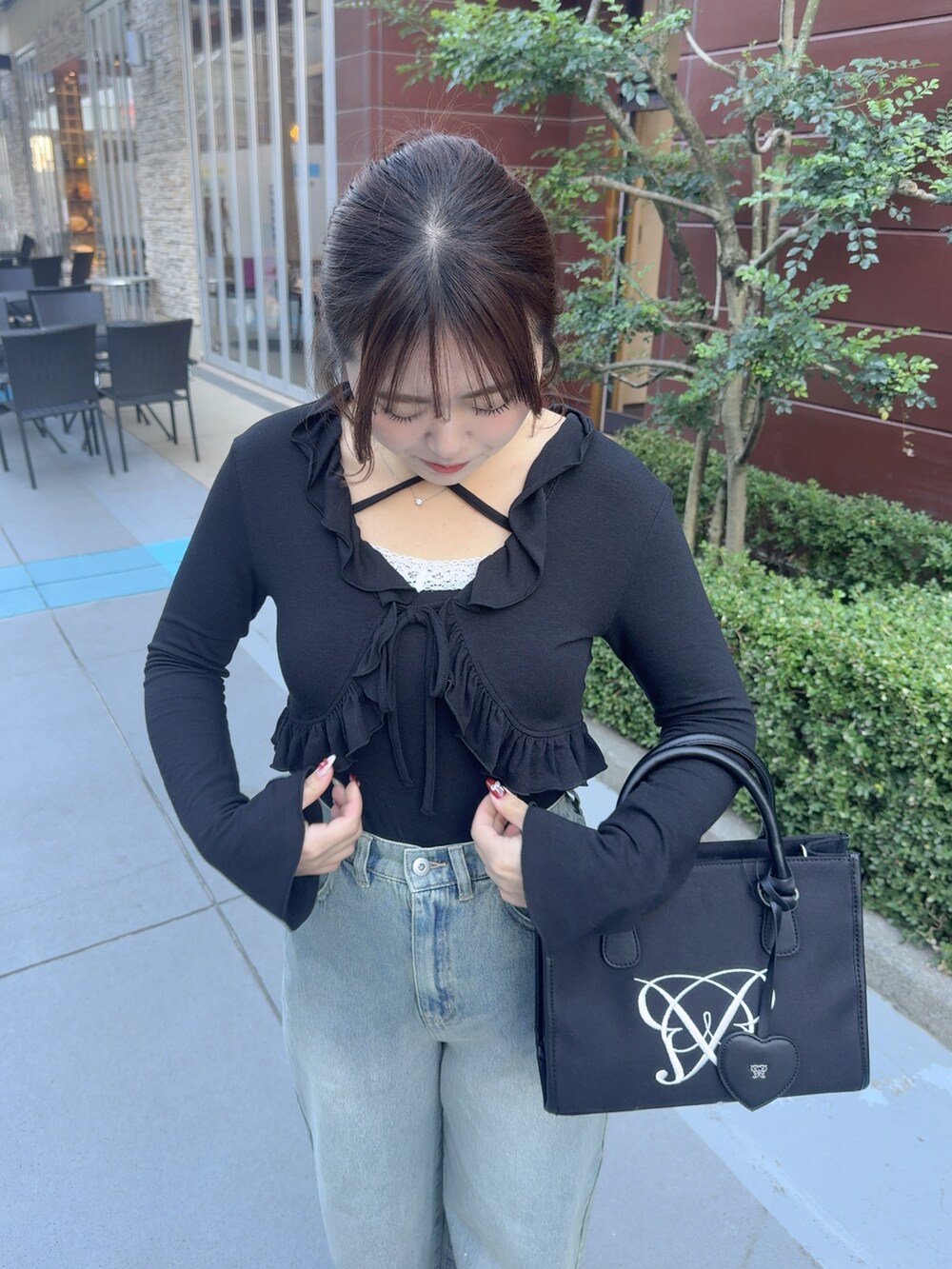 「オリーブデオリーブ、春服、ワイドデニム、おしゃれさんと繋がりたい、カジュアルコーデ、カジュアルガーリー、ボレロ、大人可愛い、高身長女子、春、黒」｜「OLIVE des OLIVEのフリルボレロセット（アンサンブル、ブラック系）」を使った、HIROMI さん（骨格ストレート・レディース・163cm）の冬コーディネートの2枚目の写真