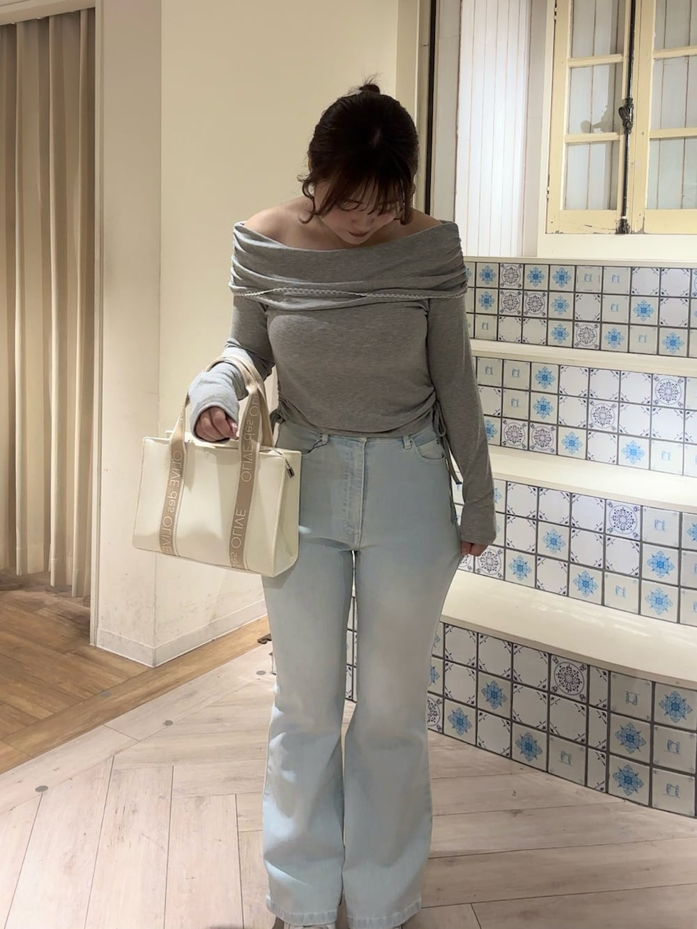 「春めき満開コーデ、オトナカジュアル、韓国ファッション、おでかけコーデ、春服コーデ、シンプルスタイル、おしゃれさんと繋がりたい、大人コーデ、春、デニムコーデ、オフショル、フレアパンツ、骨格ストレート_PAGEBOY、淡色コーデ」｜「OLIVE des OLIVEのピコレースオフショルトップス（Tシャツ/カットソー、グレー系）」を使った、HIROMI さん（骨格ストレート・レディース・163cm）の春コーディネートの2枚目の写真
