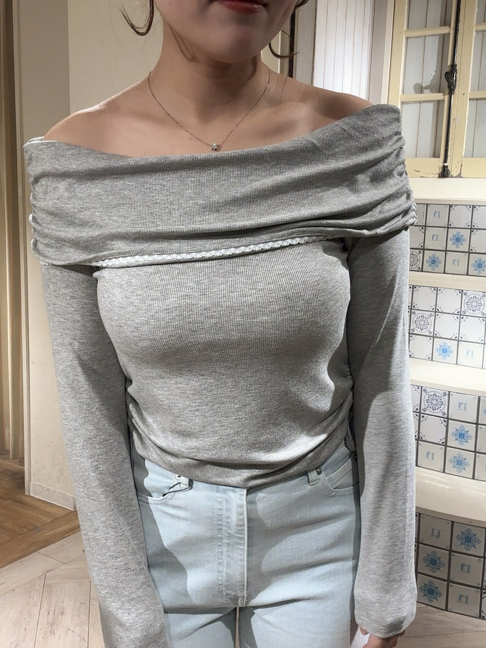「春めき満開コーデ、オトナカジュアル、韓国ファッション、おでかけコーデ、春服コーデ、シンプルスタイル、おしゃれさんと繋がりたい、大人コーデ、春、デニムコーデ、オフショル、フレアパンツ、骨格ストレート_PAGEBOY、淡色コーデ」｜「OLIVE des OLIVEのピコレースオフショルトップス（Tシャツ/カットソー、グレー系）」を使った、HIROMI さん（骨格ストレート・レディース・163cm）の春コーディネートの3枚目の写真