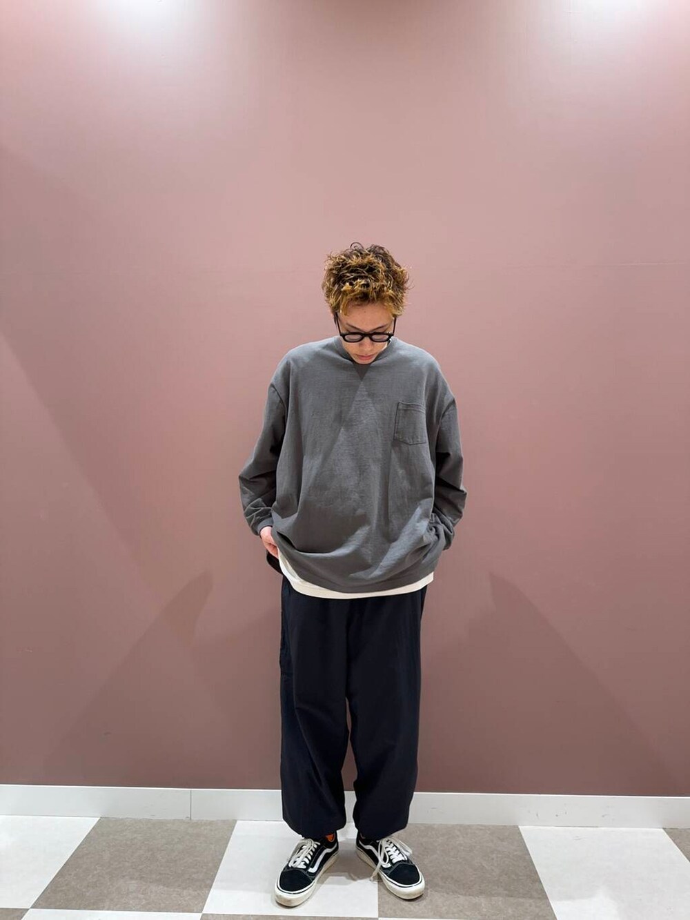 ブラック系のその他パンツを着用したメンズの冬コーディネートの2枚目の写真