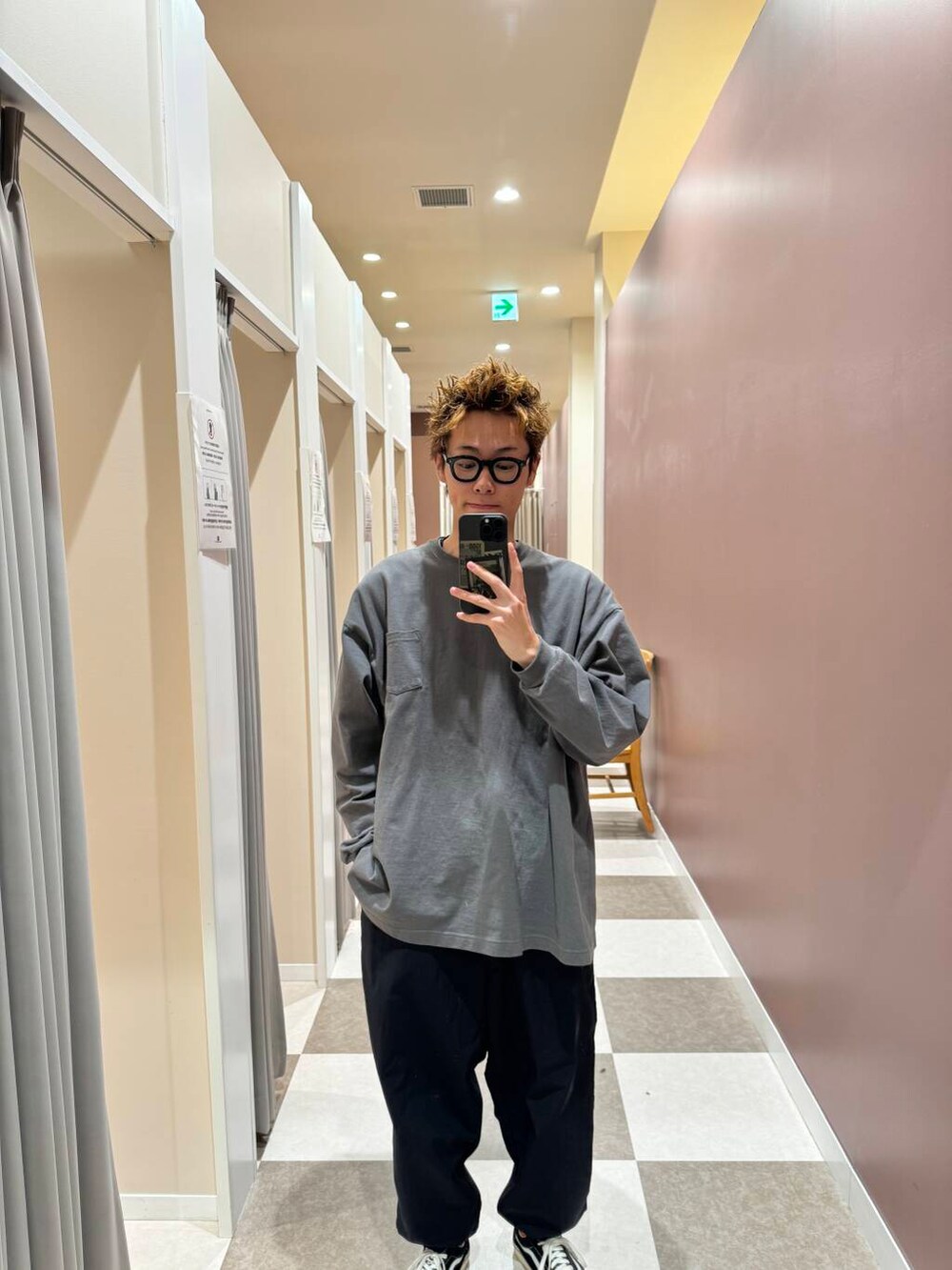 ブラック系のその他パンツを着用したメンズの冬コーディネートの4枚目の写真