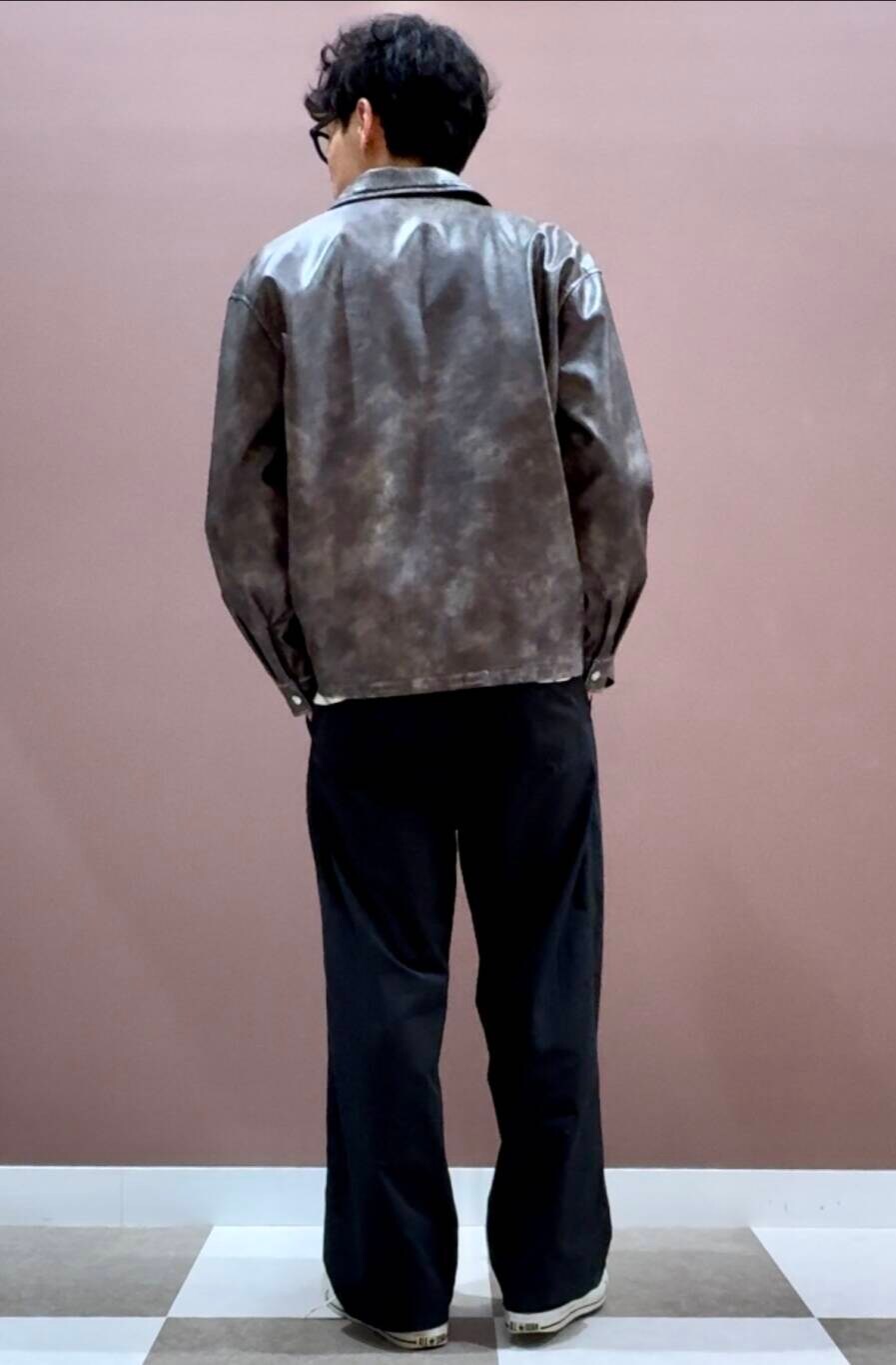 ホワイト系のシャツ/ブラウス、ブラック系のチノパンツ、グレー系のその他アウターを着用したメンズの秋コーディネートの4枚目の写真