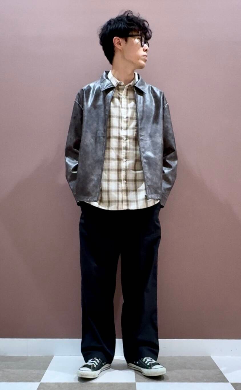 ホワイト系のシャツ/ブラウス、ブラック系のチノパンツ、グレー系のその他アウターを着用したメンズの秋コーディネートの2枚目の写真