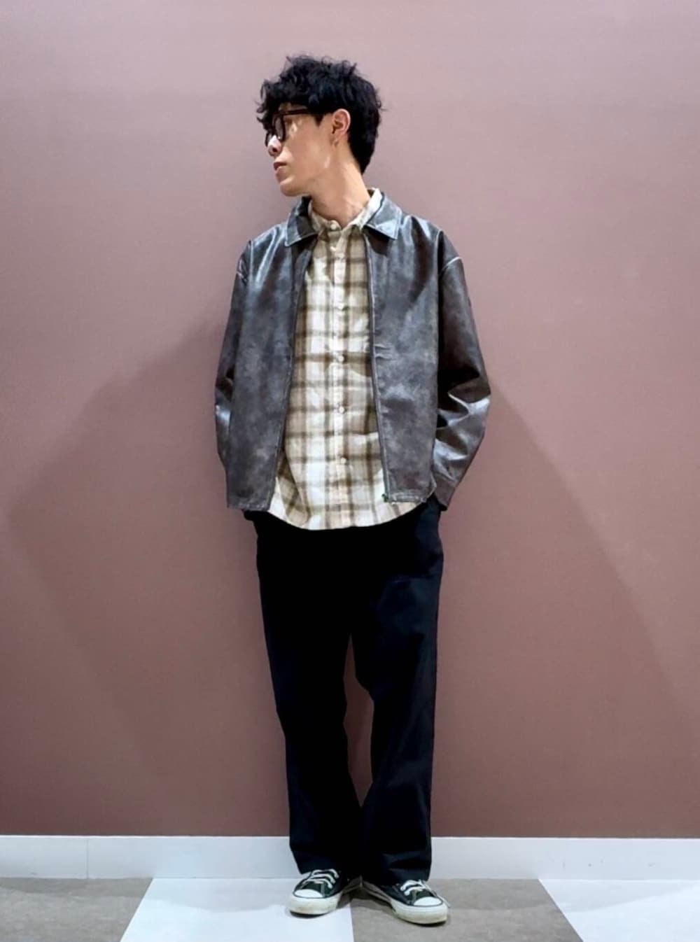 ホワイト系のシャツ/ブラウス、ブラック系のチノパンツ、グレー系のその他アウターを着用したメンズの秋コーディネートの3枚目の写真