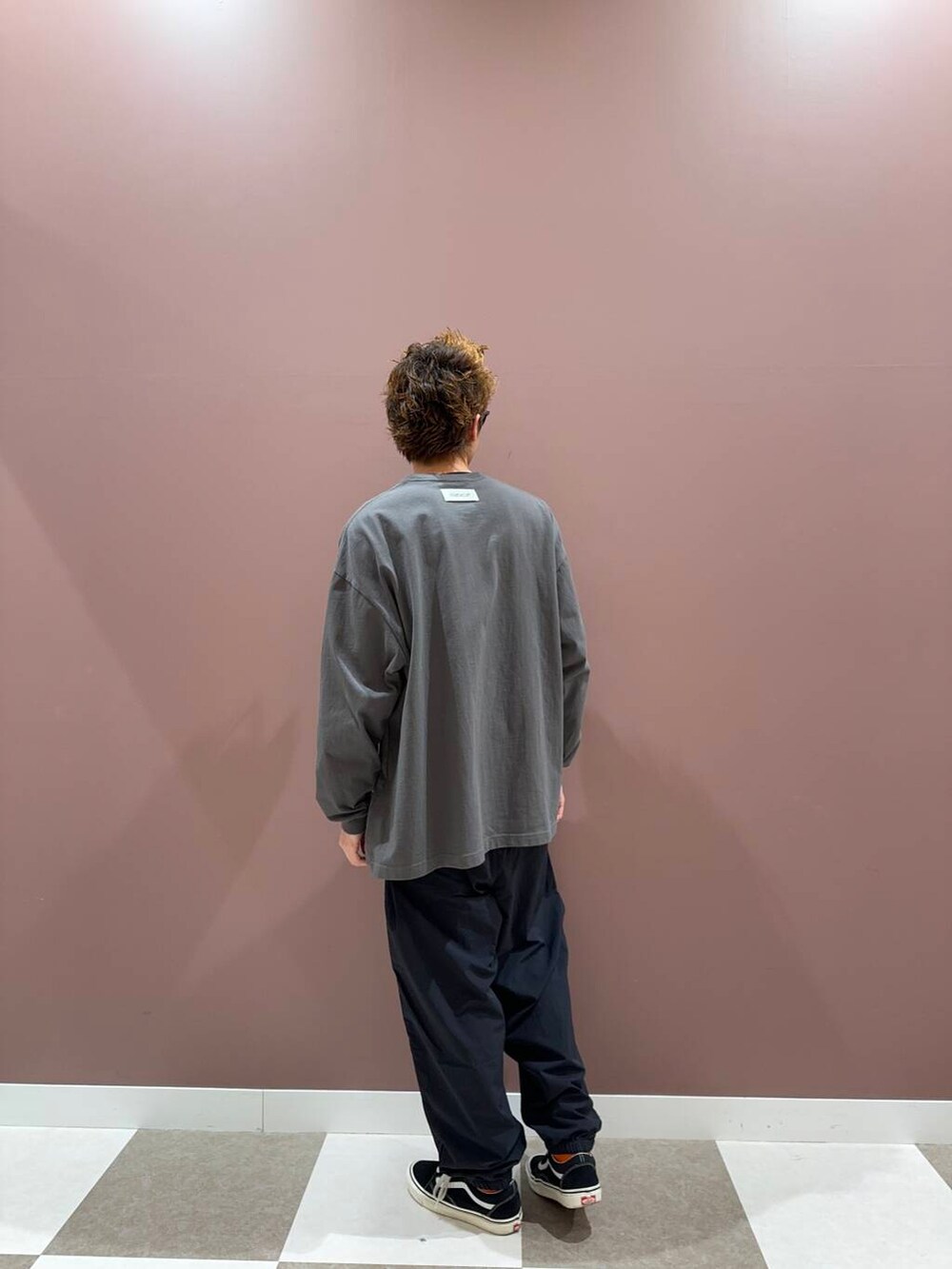 ブラック系のその他パンツを着用したメンズの冬コーディネートの3枚目の写真