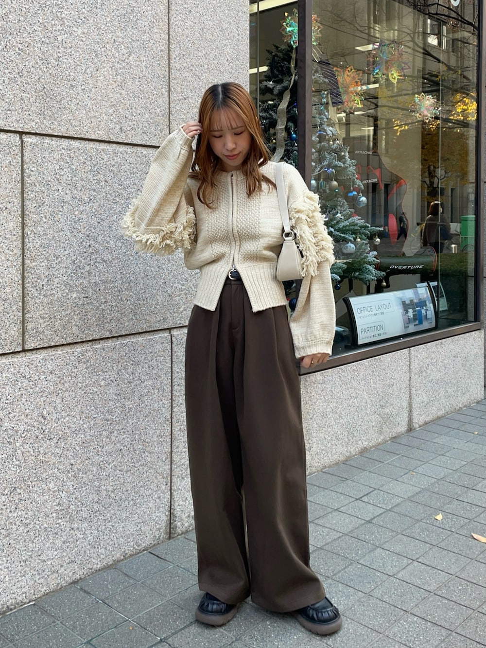 「冬コーデ、クリスマスに着たい服、マイベストコーデ2024、ニットコーデ、ブラウン、ショルダーバッグ、厚底ブーツ、ローファー、デートコーデ、ニット、カーディガン、カーディガン男子、ラフコーデ、おでかけコーデ、クリスマスコーデ」｜「cheriellaの【cheriella】ベルト付きタックワイドパンツ（その他パンツ、ブラウン系）」を使った、bitaさん（骨格ストレート・レディース・162cm）の冬コーディネートの2枚目の写真