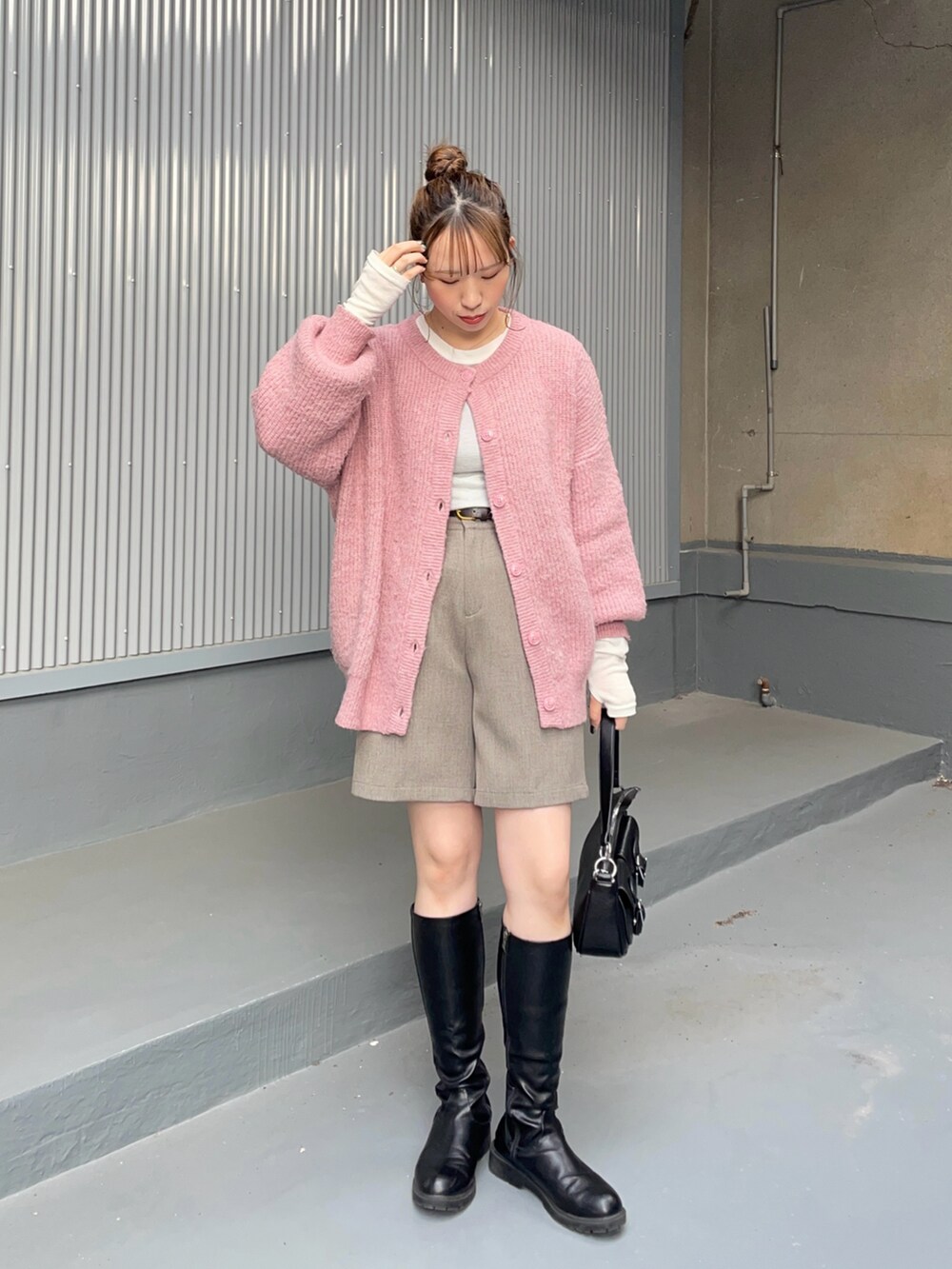 ブラック系のブーツ、ブラック系のショルダーバッグ、ブラウン系のその他パンツを着用したレディースの冬コーディネートの2枚目の写真