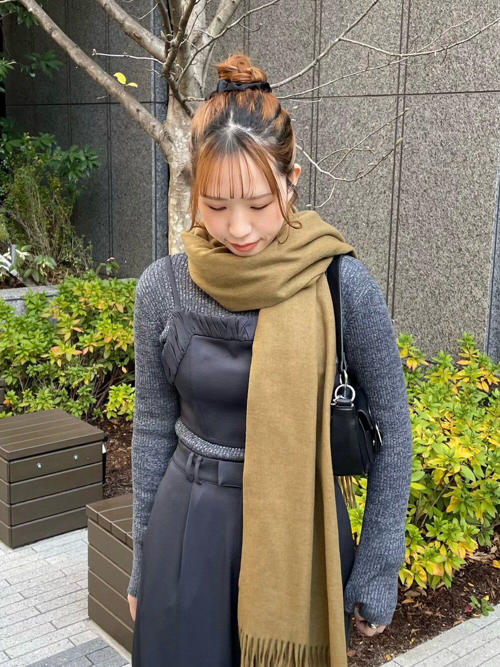 ブラック系のブーツ、グレー系のセットアップ、グレー系のニット/セーターを着用したレディースの冬コーディネートの3枚目の写真